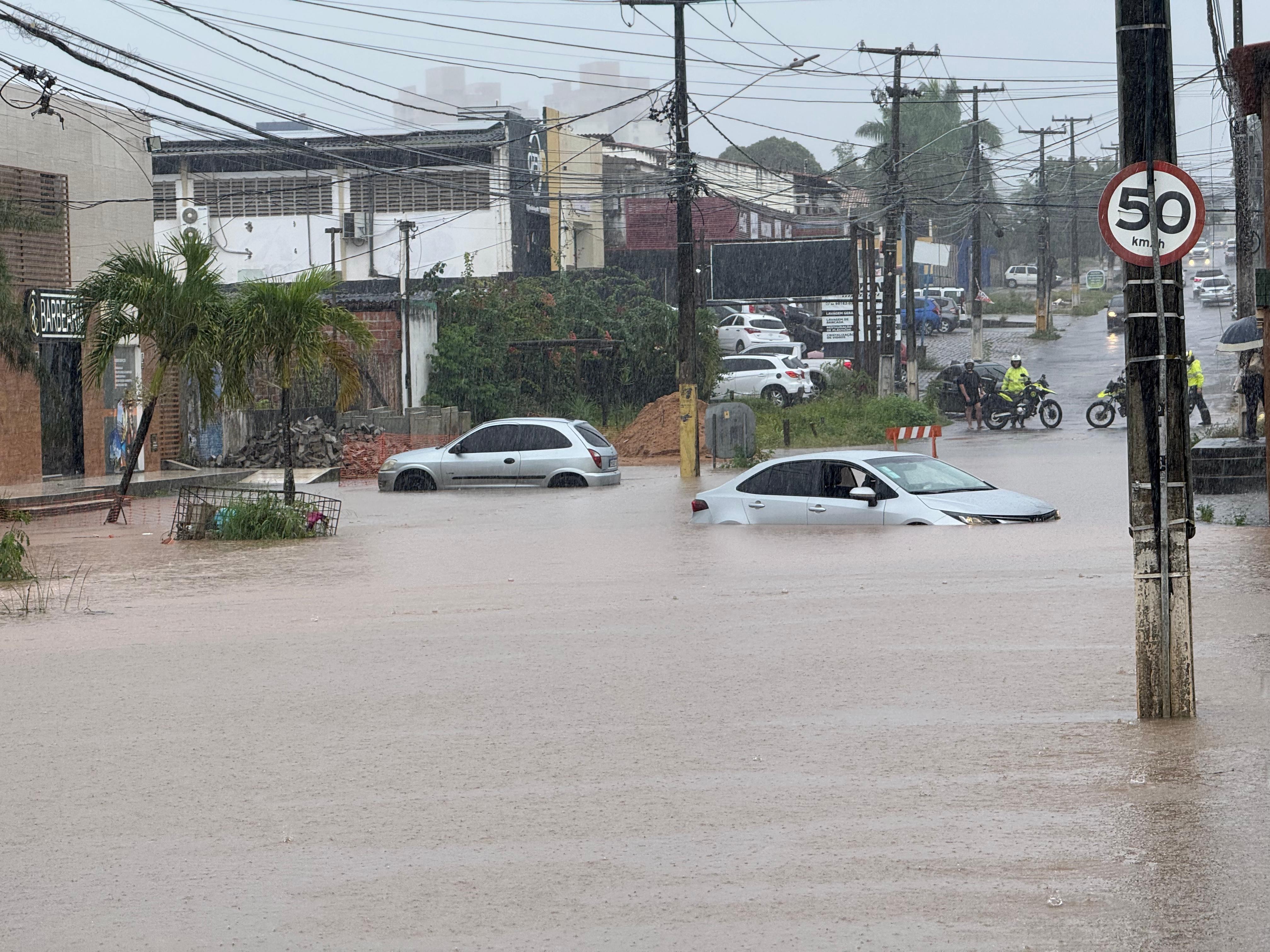 Chuvas causam queda de árvores, alagamentos e trânsito lento em Natal nesta sexta (15)