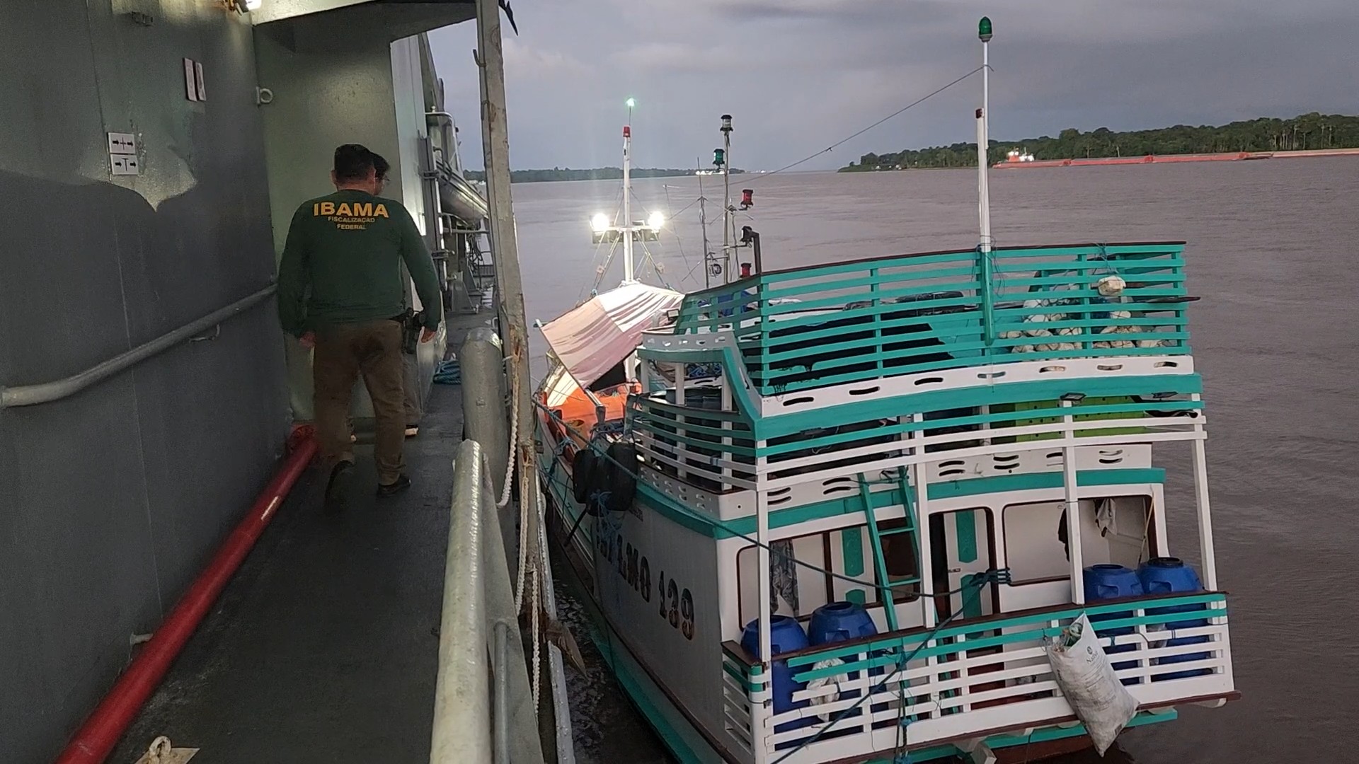 Marinha apreende embarcação com oito toneladas de pescado na Costa do Amapá