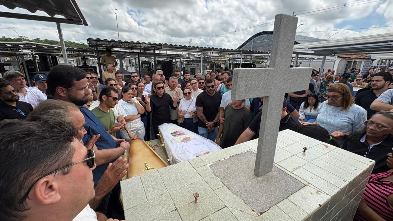 Mulher que morreu depois de comer em pizzaria é enterrada nesta quarta-feira (18)