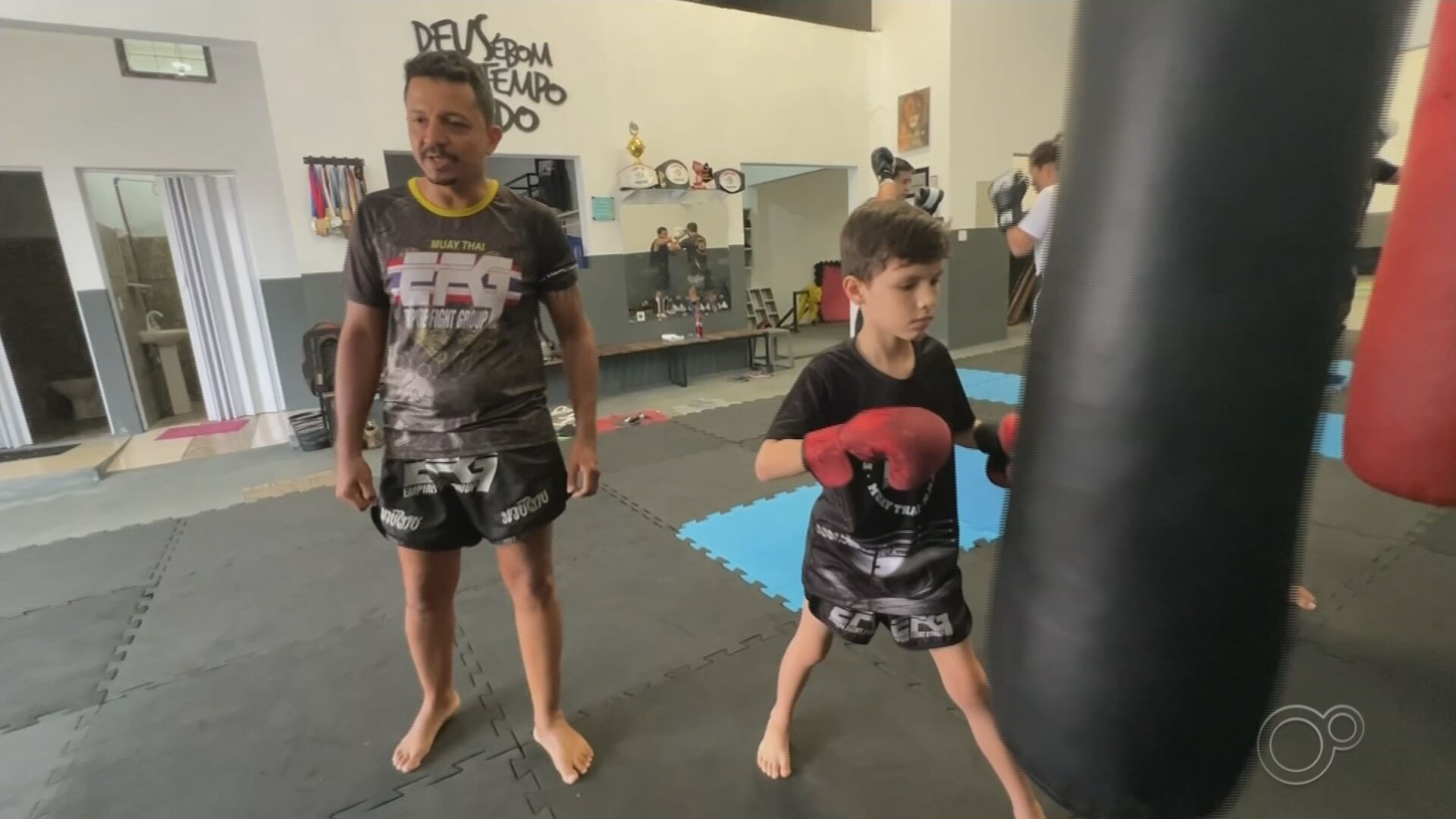 Menino autista de sete anos encontra no muay thai uma forma de se desenvolver: 'Ele não sabia nem correr', diz avô