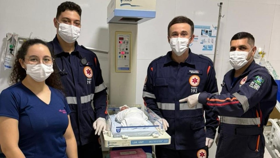 Profissionais de saúde posam com bebê que nasceu em UPA de Mossoró. Mãe não sabia que estava grávida — Foto: Cedida