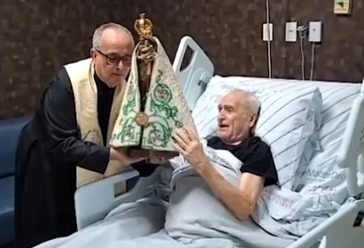 Dom Azcona recebe visita da imagem peregrina de Nossa Senhora de Nazaré em hospital