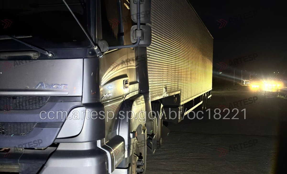 Motociclista morre em acidente entre moto e carreta; garupa fica em estado grave no interior de SP