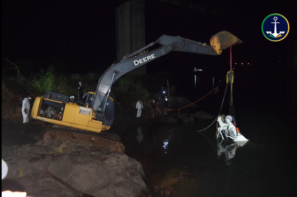 Carro foi retirado da água pela Marinha e Bombeiros — Foto: Marinha do Brasil/Divulgação