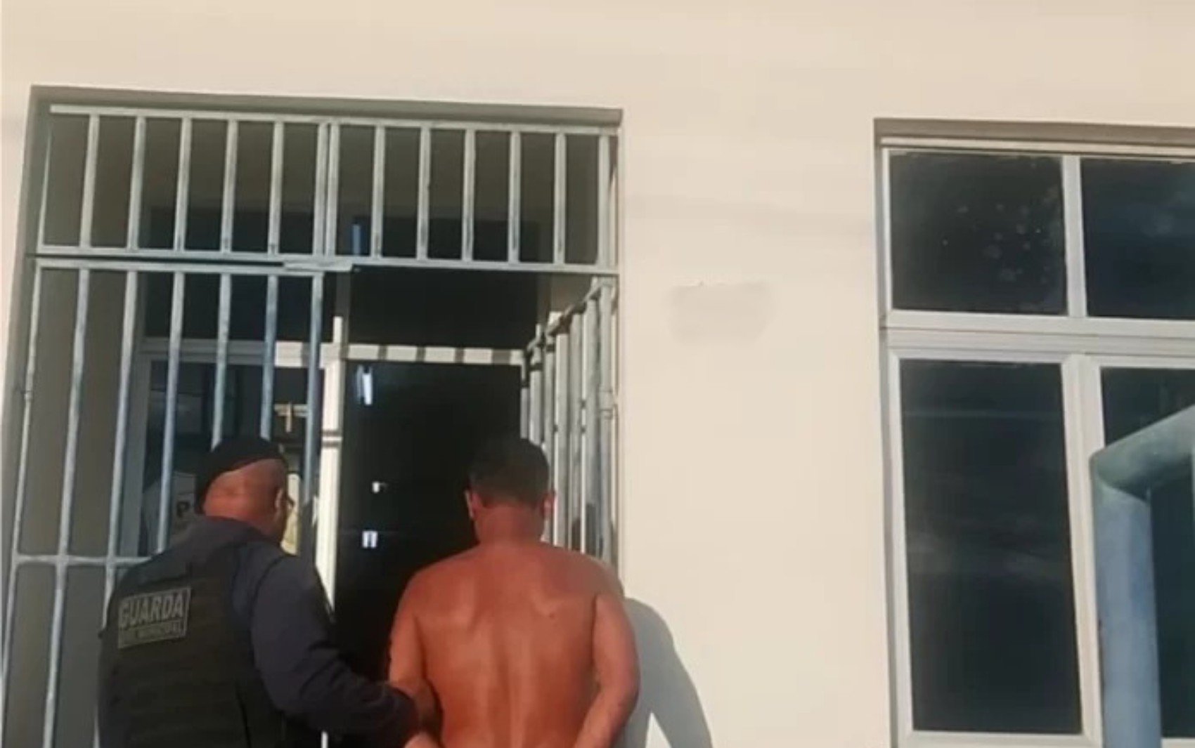 Homem é preso em flagrante após queimar esposa com óleo quente na Bahia