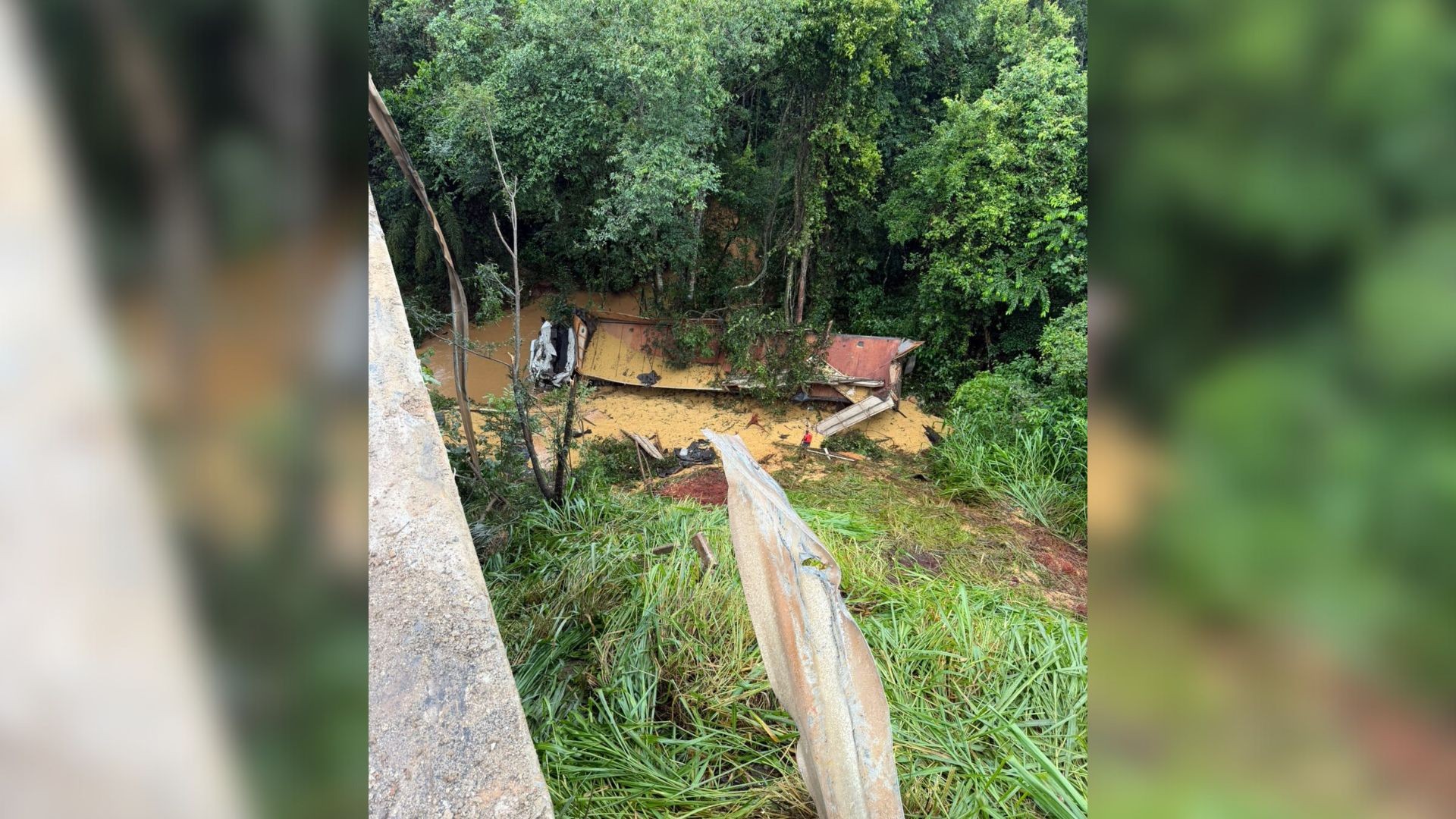 Carreta cai de ponte após batida na BR-365 e motorista é procurado em Patos de Minas
