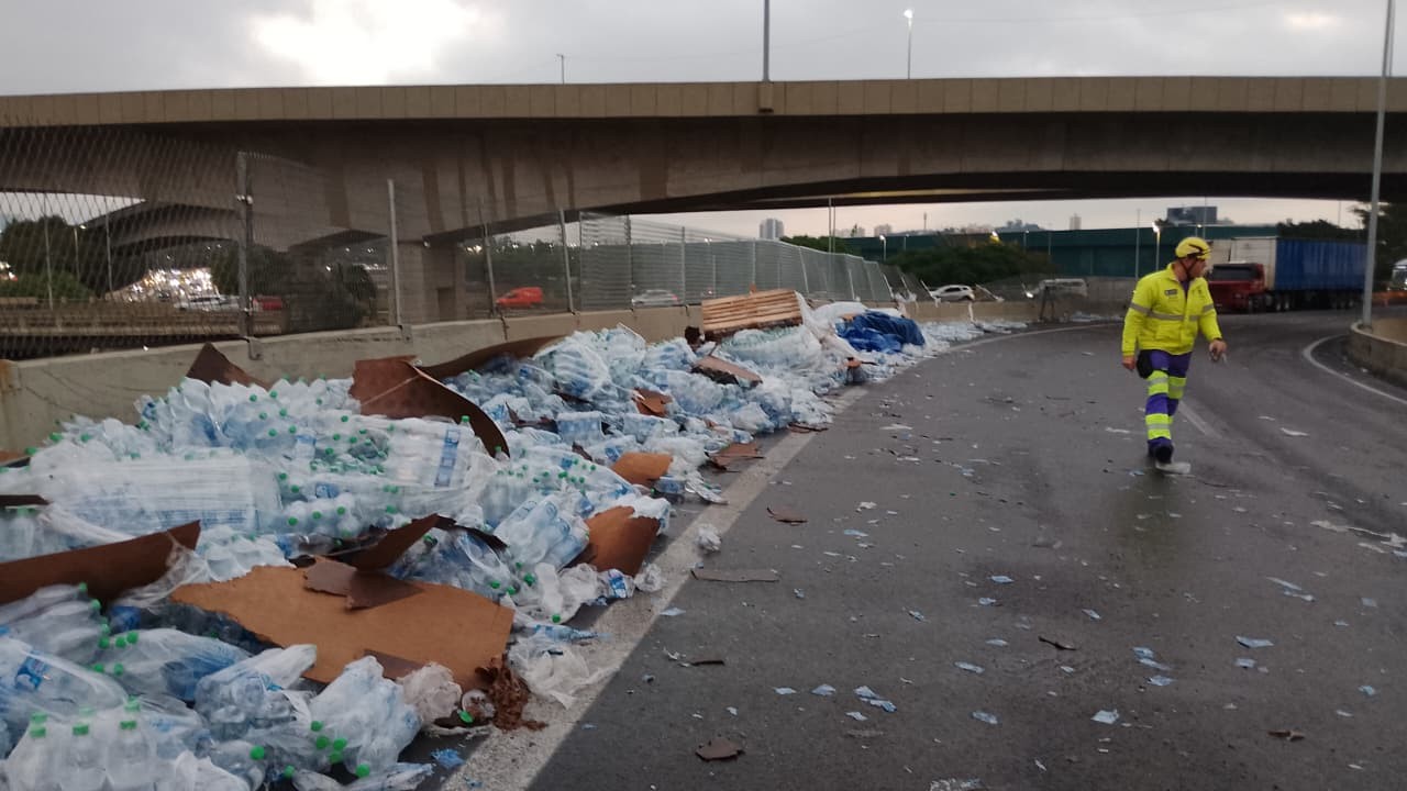 Carreta se envolve em acidente e espalha garrafas PET perto da Marginal Tietê, em SP