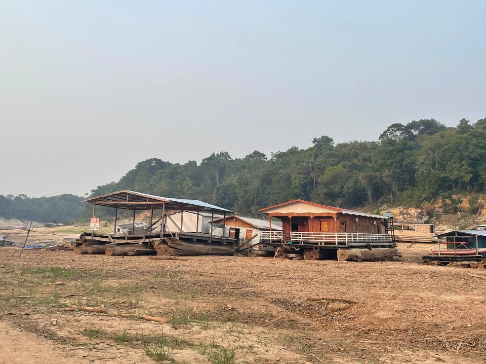 Casas flutuantes ficam "encalhadas" durante seca do Rio Negro, em Manaus. — Foto: Matheus Castro/g1