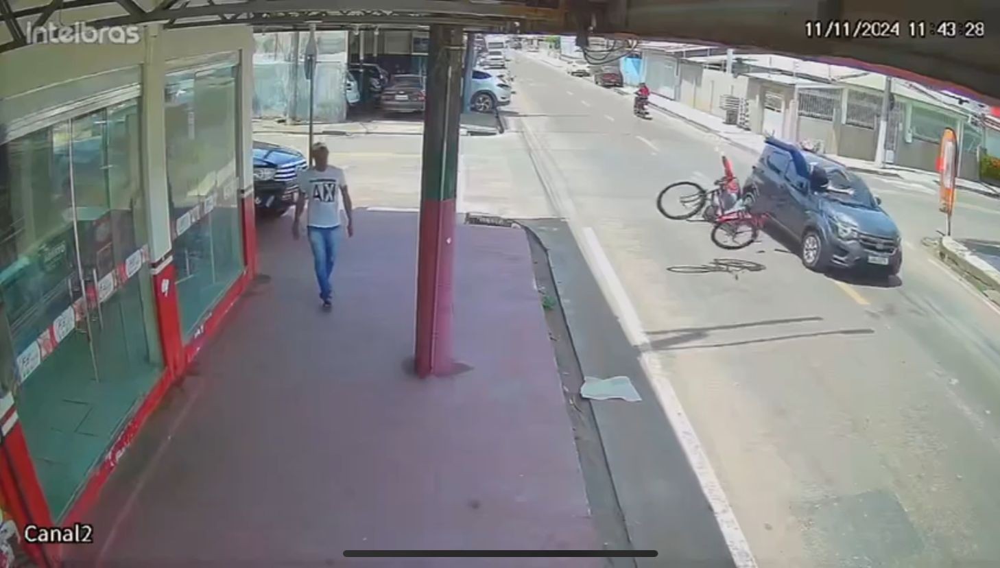 VÍDEO: adolescentes em bicicleta são arremessadas por carro ao atravessar rua de Macapá 