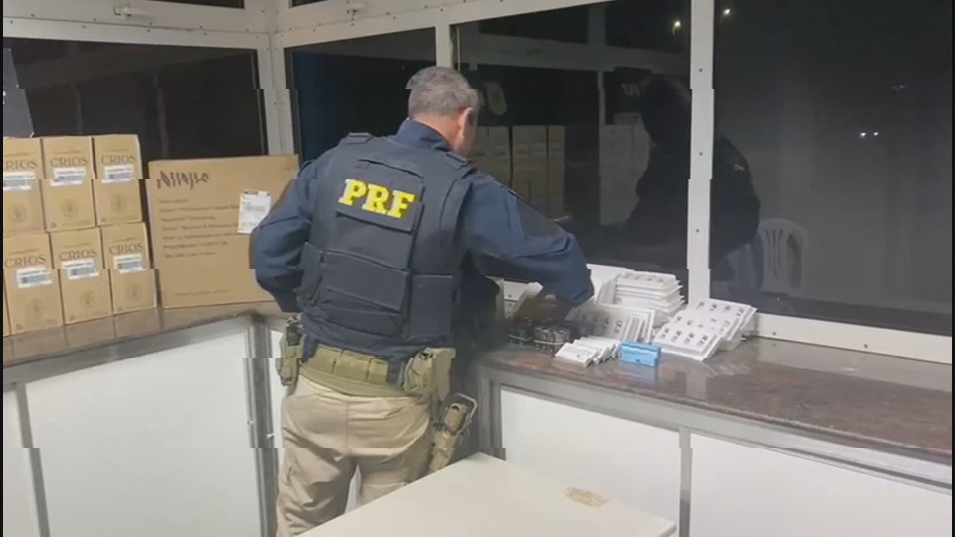 Casal é preso pela PRF com medicamentos pra emagrecer ilegais, anabolizantes e eletrônicos na Grande BH