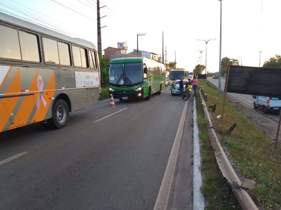 Batida entre veículo e ônibus causa engarrafamento em avenida em São Luís — Foto: Juvêncio Martins/TV Mirante
