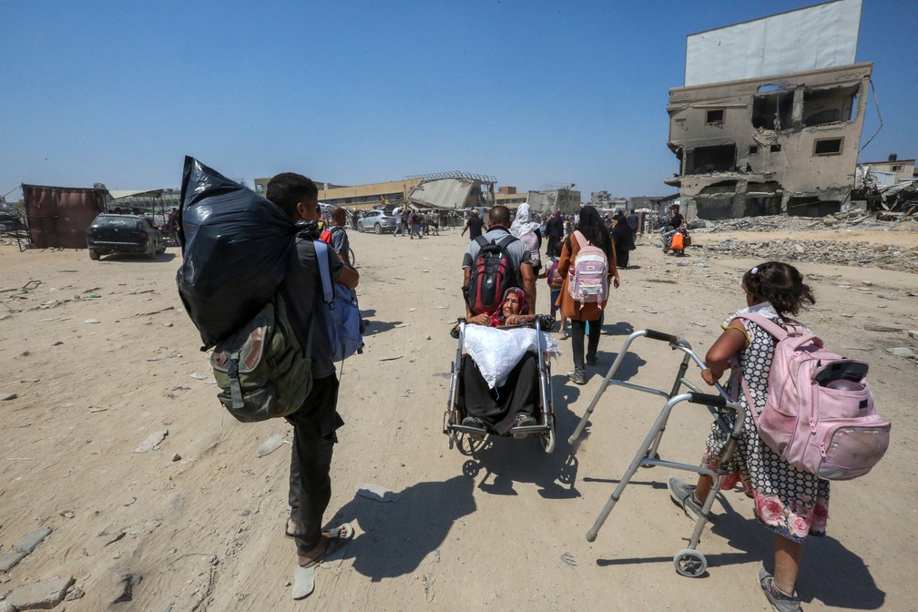 Famílias fogem após ordem de evacuação em Khan Younis — Foto: REUTERS/Hatem Khaled