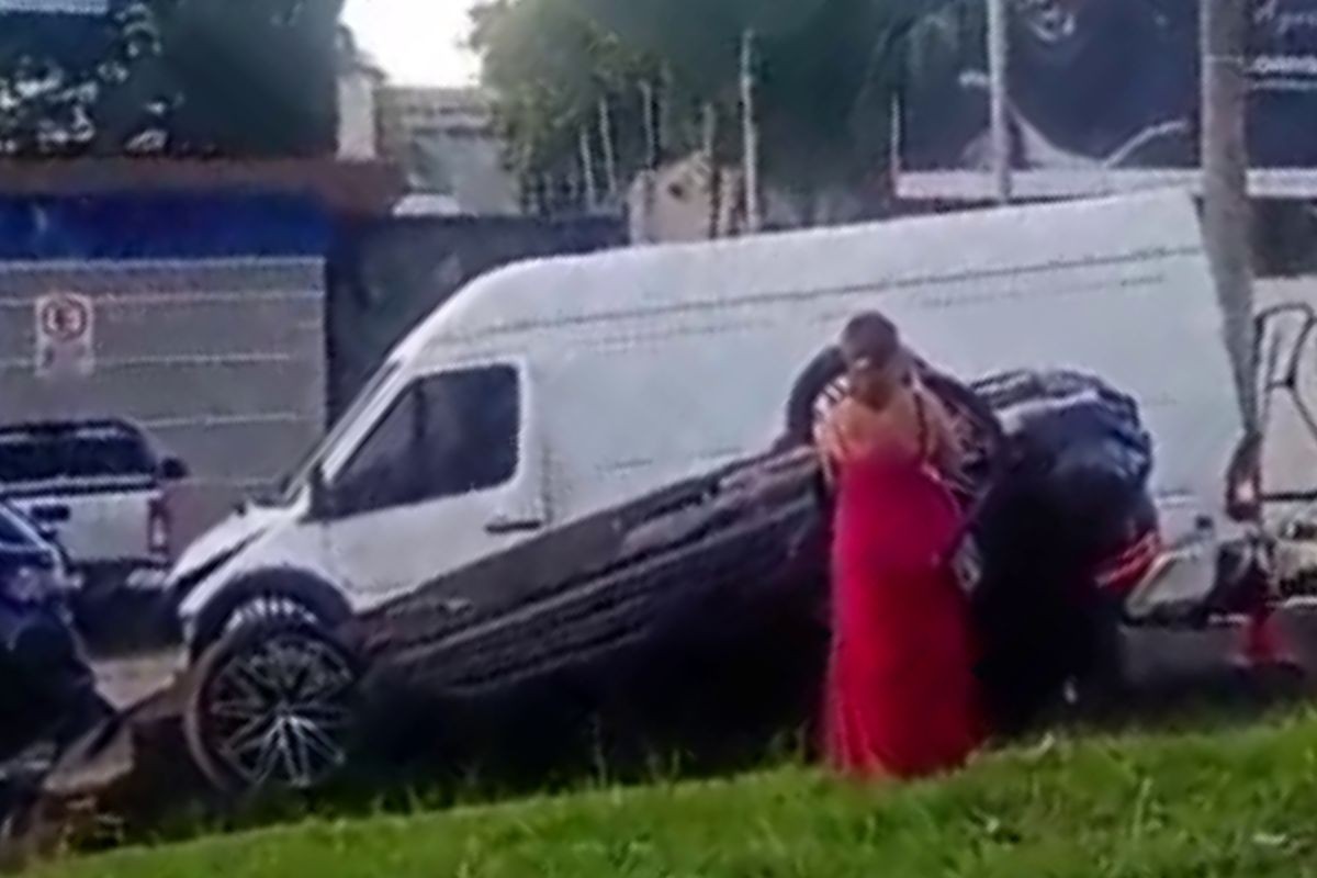 Porsche tomba após tentar evitar colisão com van em avenida de Campo Grande