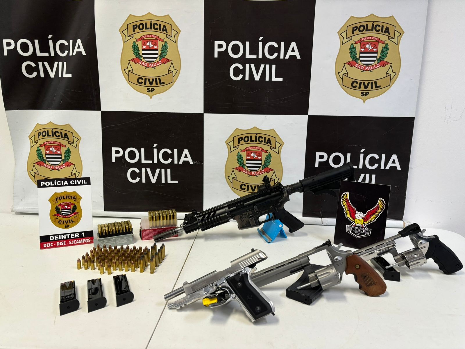 Policiais apreendem fuzil, pistola e revólveres em operação contra o tráfico em São José dos Campos, SP