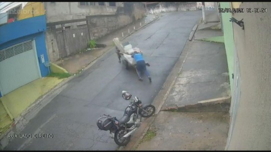 VÍDEO: Motociclista ajuda catador a puxar carrinho pesado em rua íngreme de SP - Programa: Jornal GloboNews 