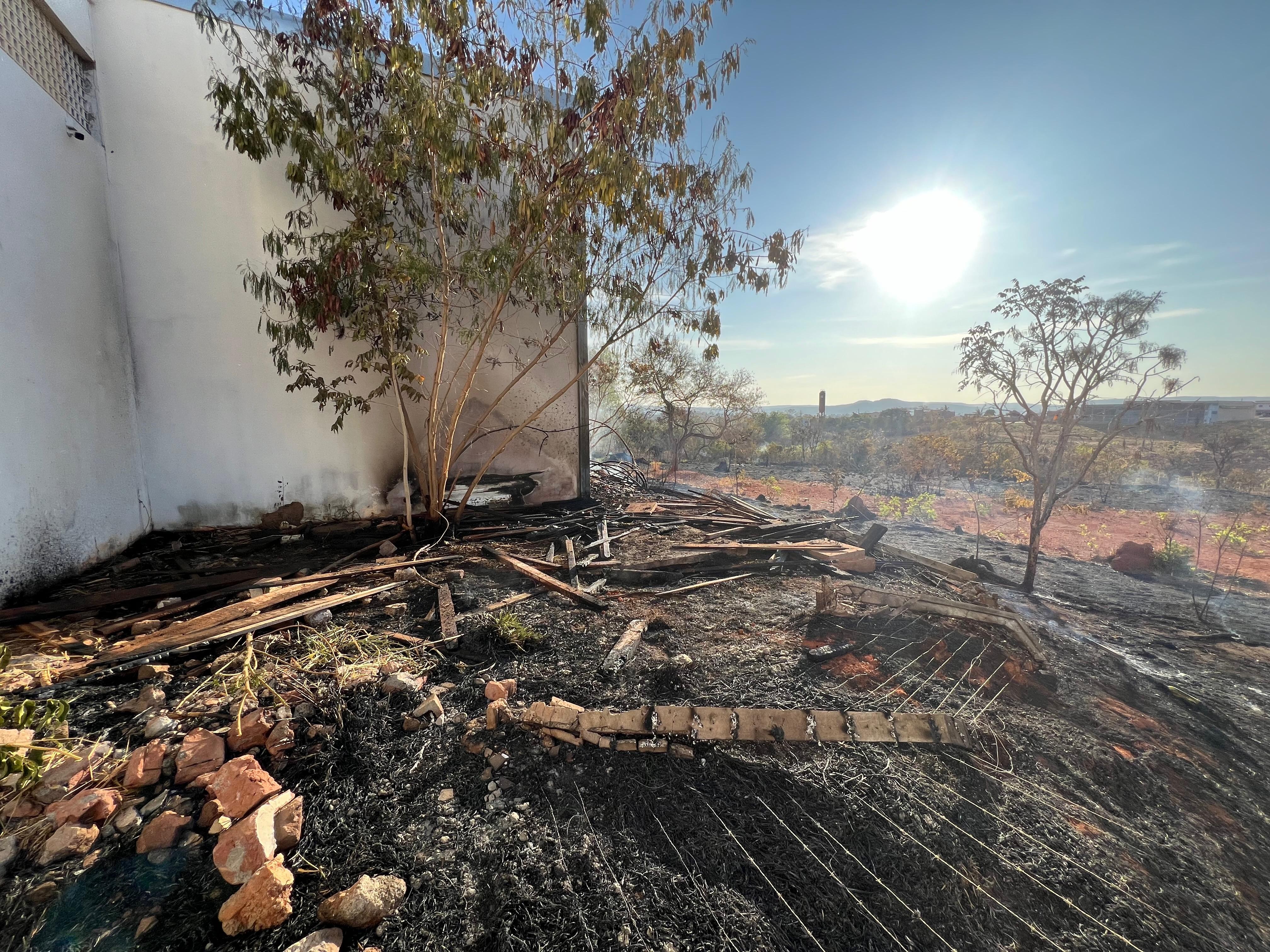 Bombeiros controlam incêndio em vegetação que quase atingiu galpões comerciais em Montes Claros 