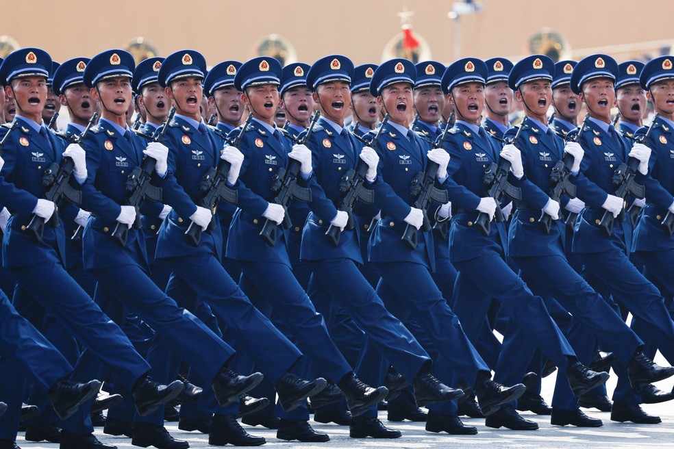 Militares da força aérea chinesa marcham durante desfile militar na China — Foto: REUTERS/Tingshu Wang