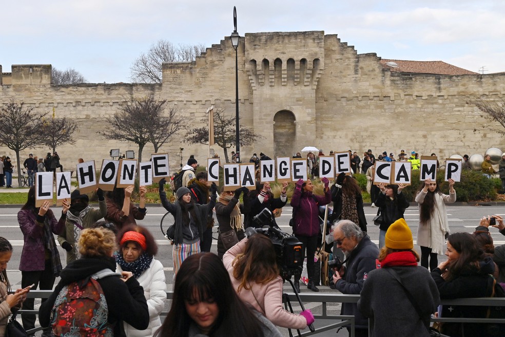 Manifestantes favoráveis a Gisèle Pelicot do lado de fora do tribunal em Avignon, no sul da França, com cartaz escrito "A culpa muda de lado" em 19 de dezembro de 2024. — Foto: REUTERS/Alexandre Dimou