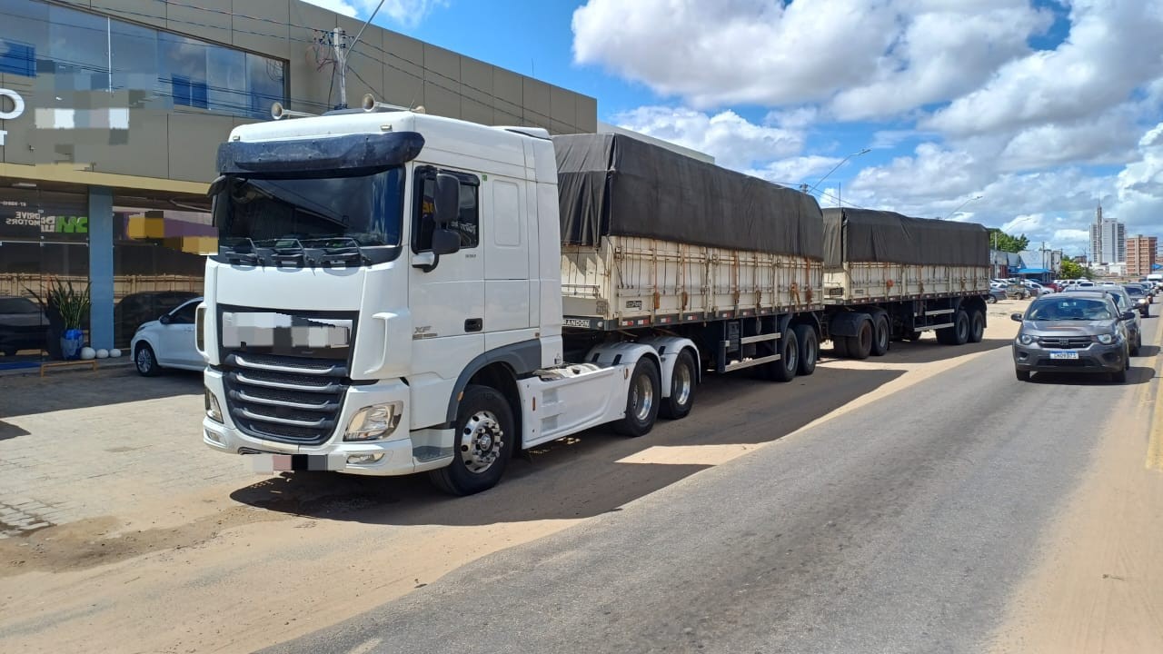 Ação fiscal apreende carga de bebidas com documentação irregular em Petrolina