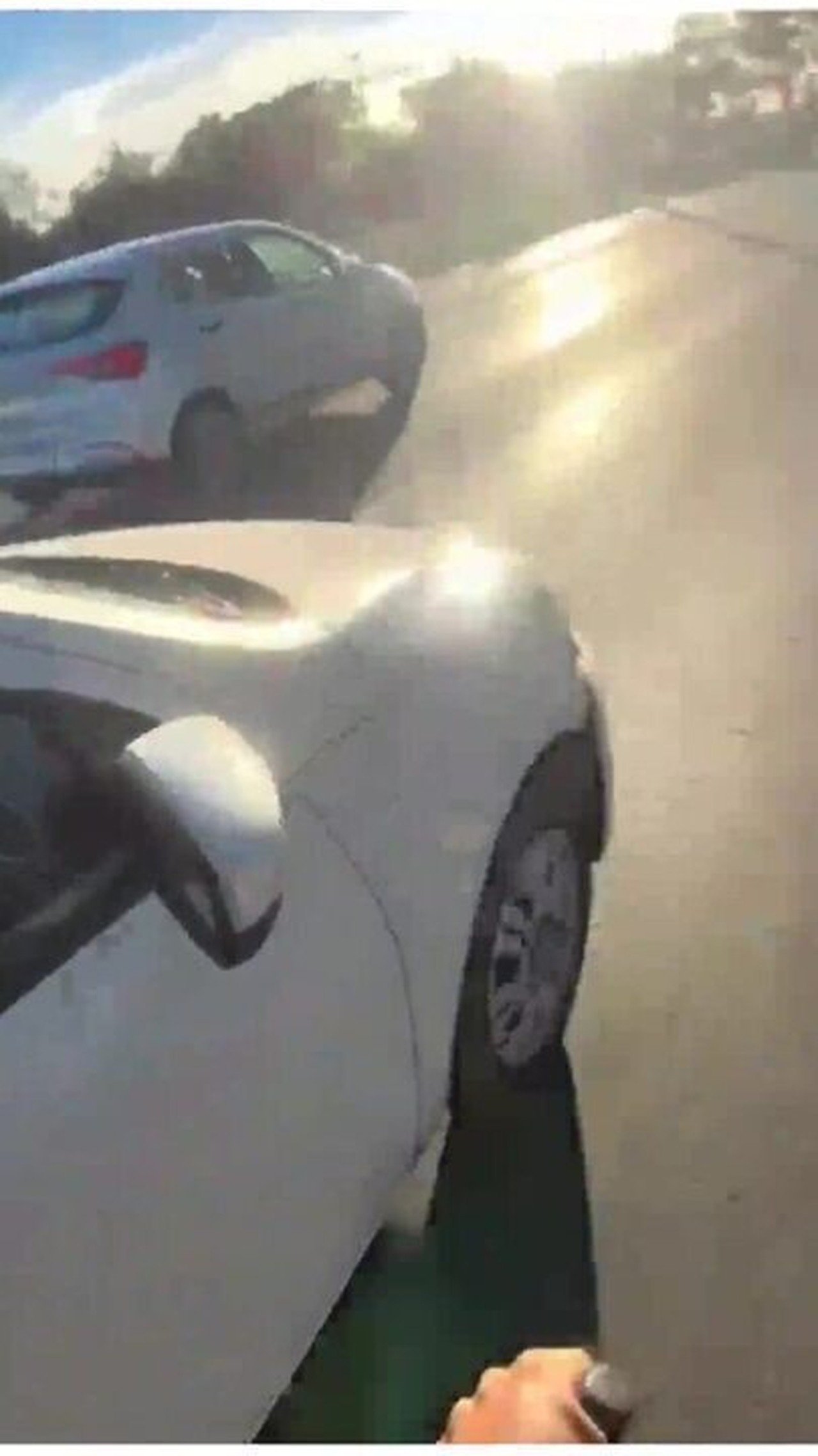 VÍDEO: motorista fecha e atropela ciclista após discussão no DF