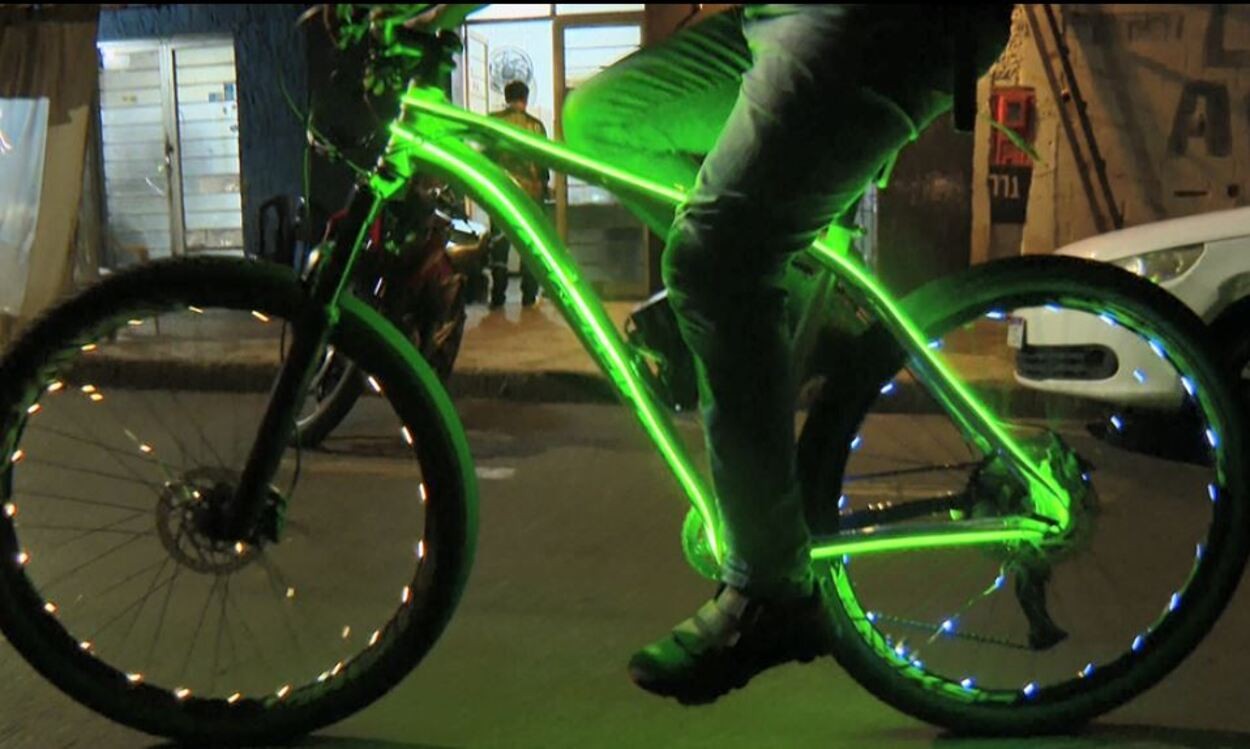 VÍDEO: DJ transforma bike em espetáculo natalino de luzes e encanta no interior de SP