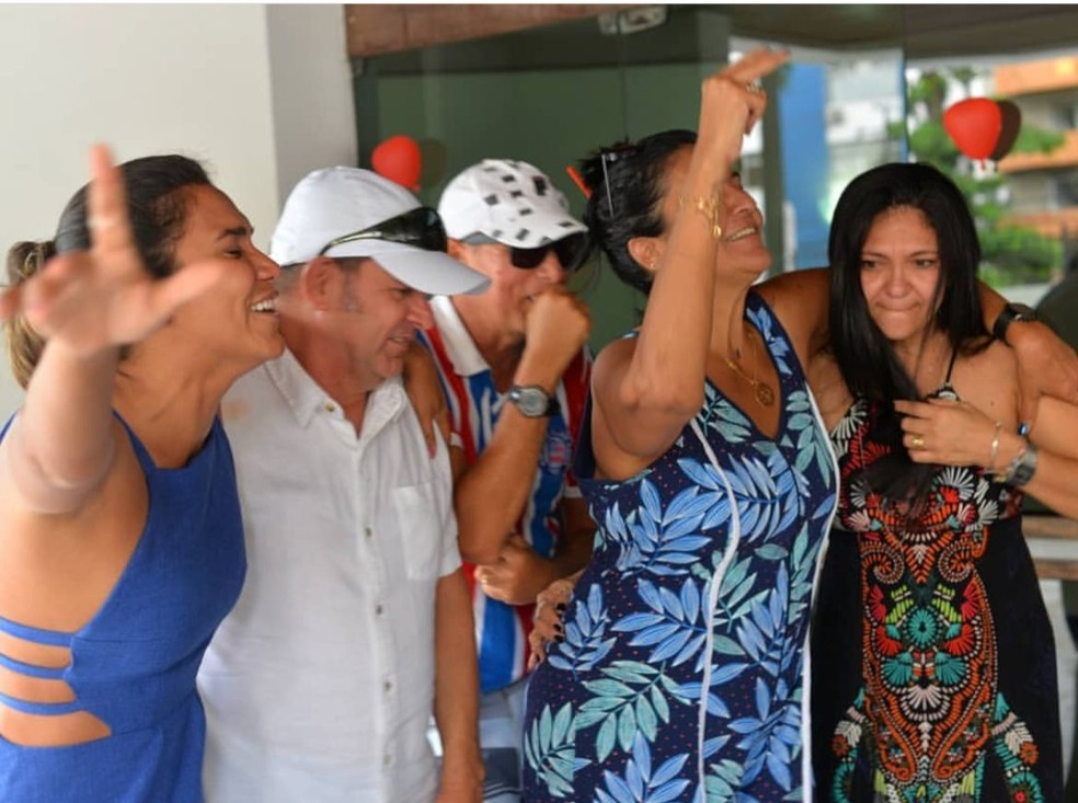 A irmã de Aridne e Carlos ao lado dos pais e sogros da advogada em um evento das famílias — Foto: Arquivo pessoal