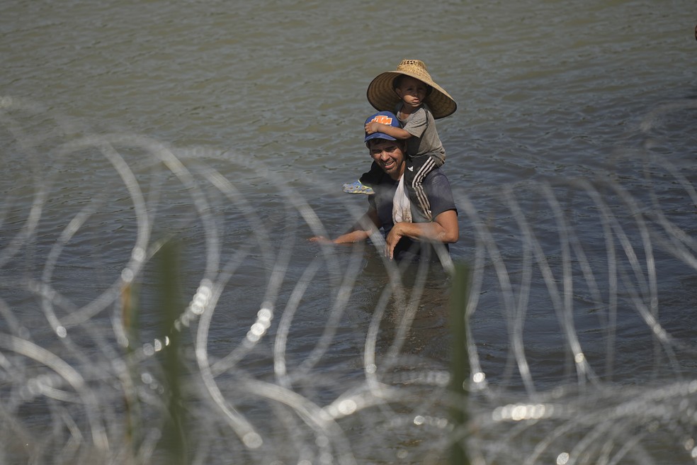 Migrante tenta chegar aos Estados Unidos pelo Rio Grande, na fronteira com o Texas em 2023 — Foto: Eric Gay/AP