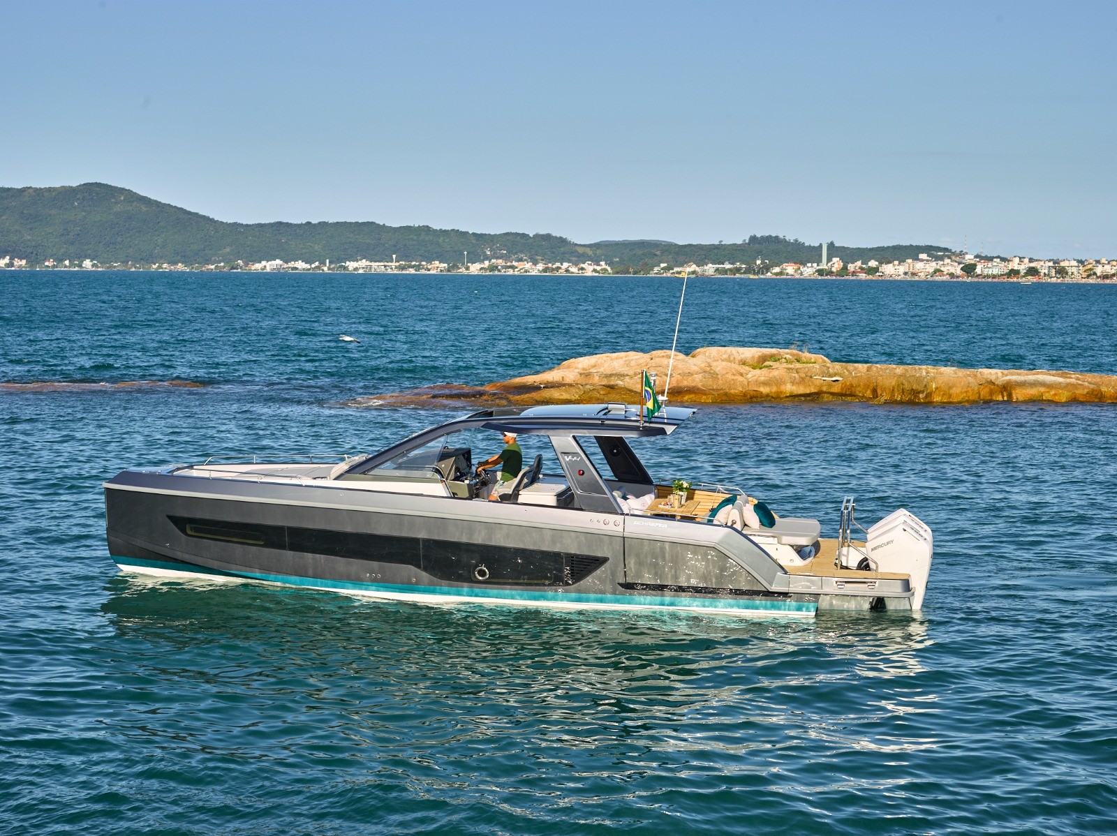 Estaleiro catarinense Schaefer Yachts amplia portfólio com modelo V44