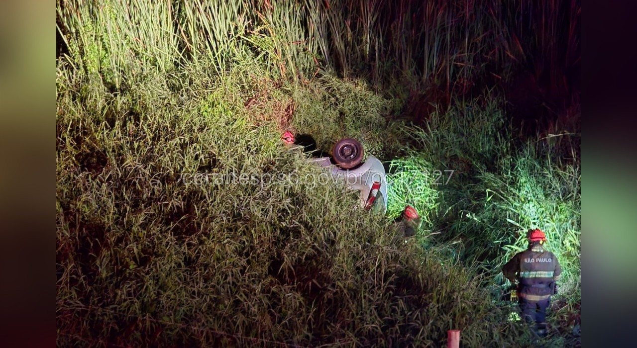 Motorista morre ao perder controle da direção e cair com carro em ribanceira em Alumínio 