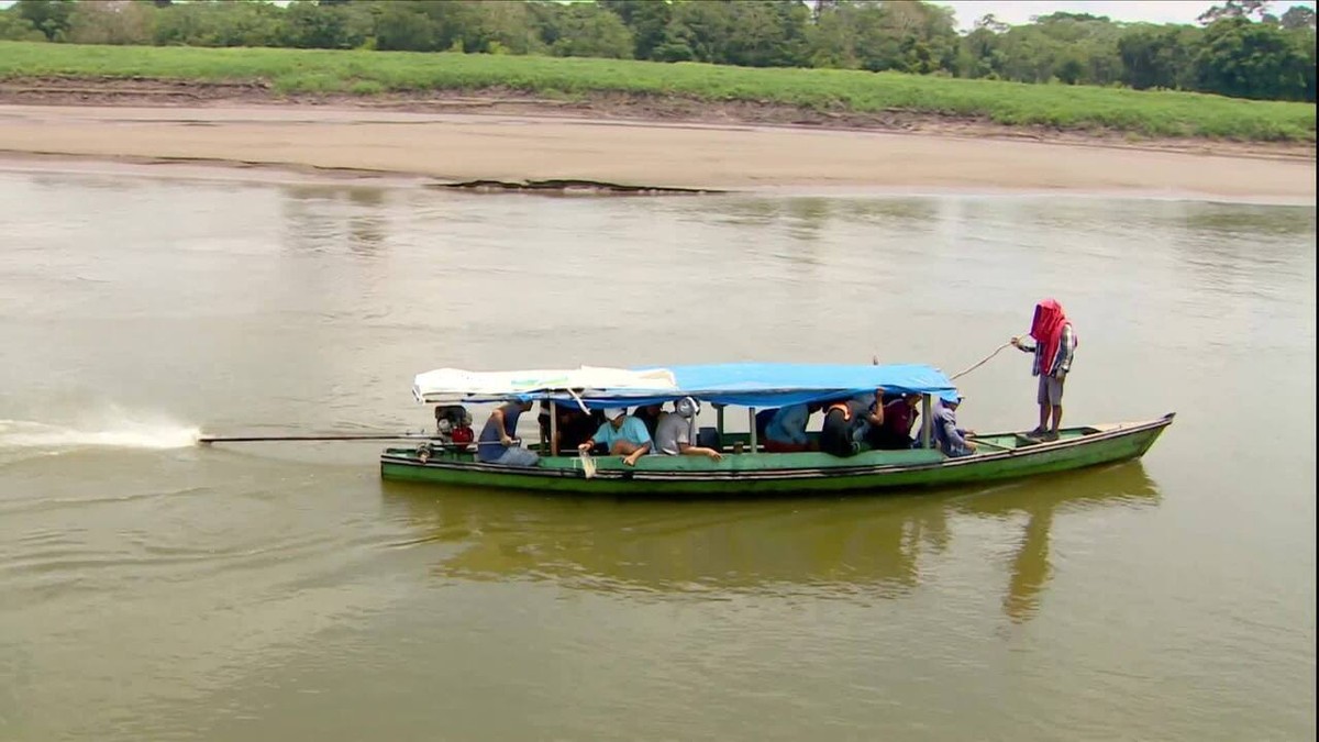 Ribeirinhos têm dificuldades de navegar no rio Amazonas por causa de seca severa no Norte do país