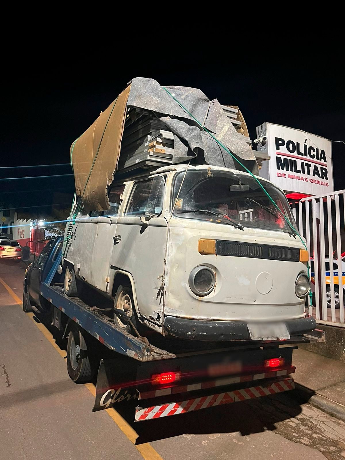 Idoso perde controle e capota Kombi em avenida de Blumenau; veja