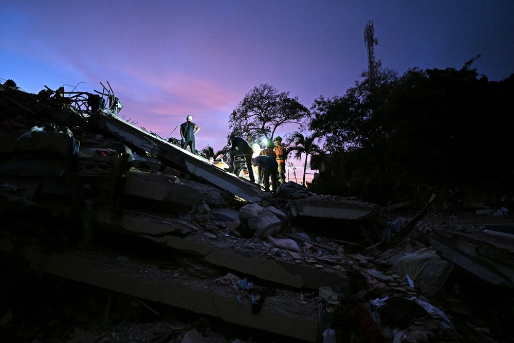 Militares da Venezuela removem escombros de edifício após pressão de moradores e voluntários