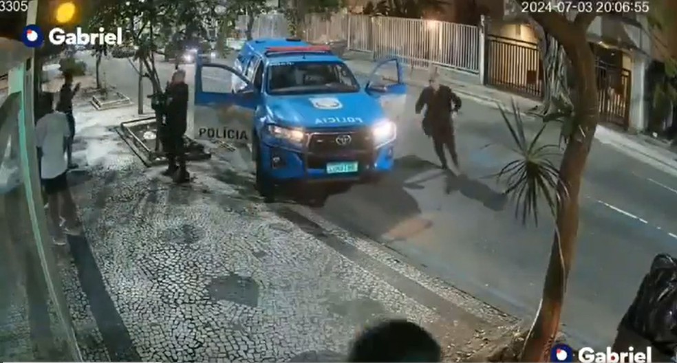 PMs abordam jovens filhos de diplomatas no Leblon — Foto: Reprodução