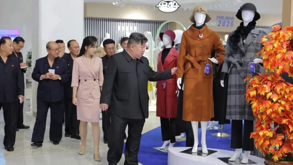 A inteligência sul-coreana acredita que Kim Jong-un possa estar preparando sua filha, Kim Ju-ae, como sua sucessora. — Foto: KCNA