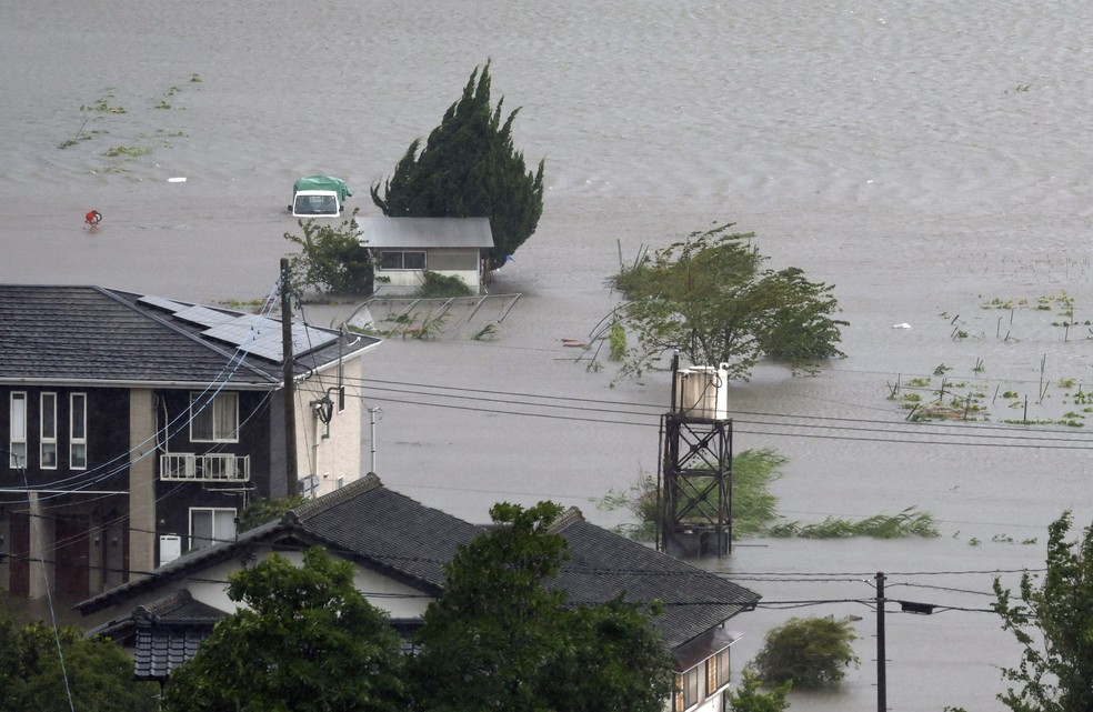 Fazenda inundada após passagem de tufão em Yufu, no Japão — Foto: Kyodo/Reuters