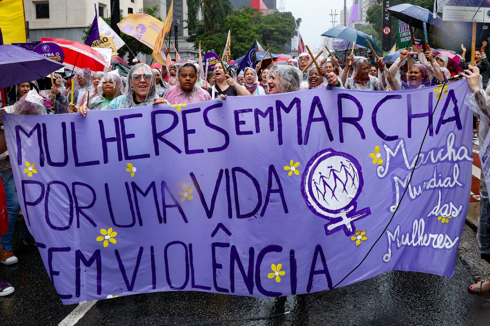 Mulheres protestam na Avenida Paulista, na região centro-sul de São Paulo, neste domingo, 8 de março, Dia Internacional das Mulheres. — Foto: TOMZÉ FONSECA/MODUSFOCUS/ESTADÃO CONTEÚDO
