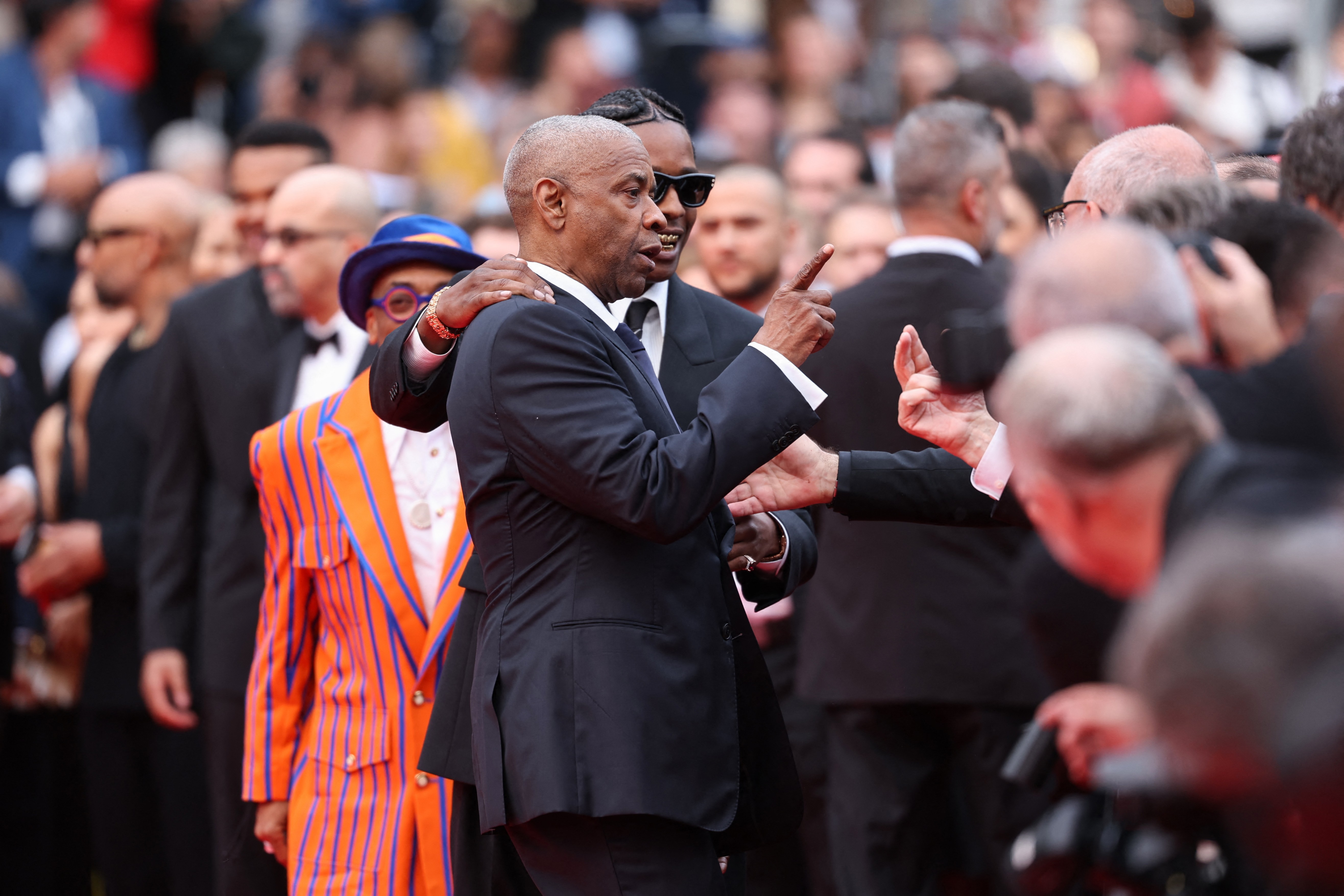 Denzel Washington discute com fotógrafo no tapete vermelho de Cannes
