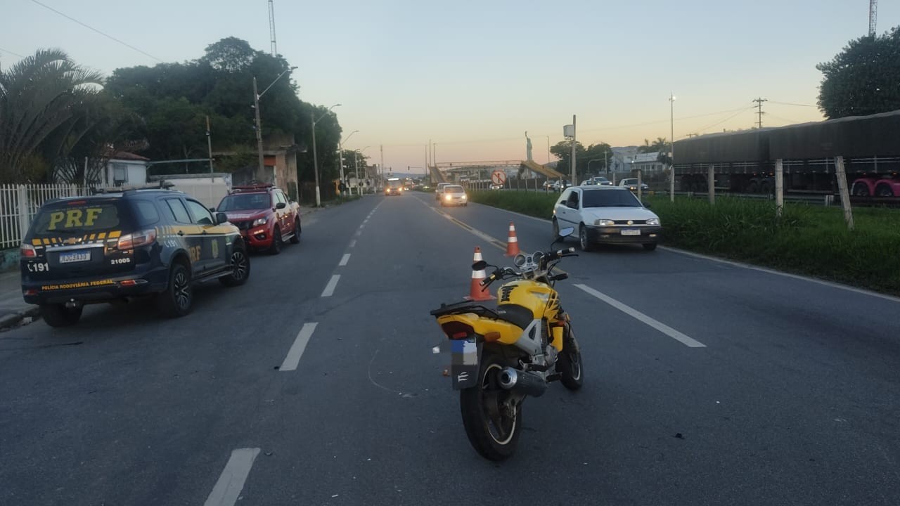 Acidente entre carro e moto deixa homem ferido na Via Dutra, em Resende