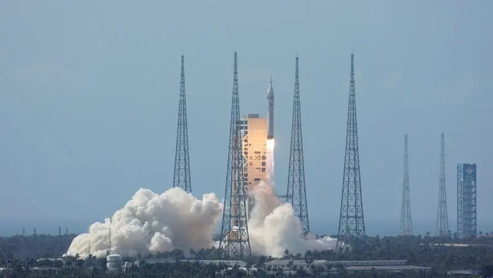 [bbc] Um voo de teste do foguete Longa Marcha 10 da China, o veículo projetado para levar astronautas chineses à Lua — Foto: VCG / China Manned Space Agency