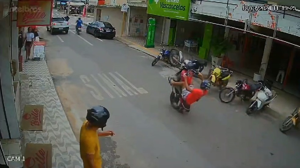 Motociclista empina moto em rua de Tianguá e é perseguido por policial. — Foto: Reprodução