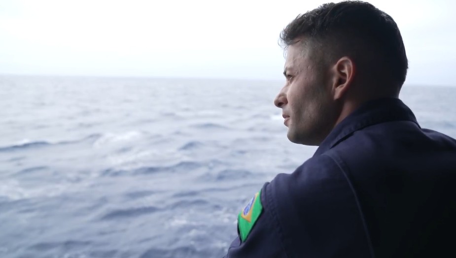 Sargento da Marinha se emociona ao desembarcar em cidade natal afetada por cheias no RS: 'Horror'