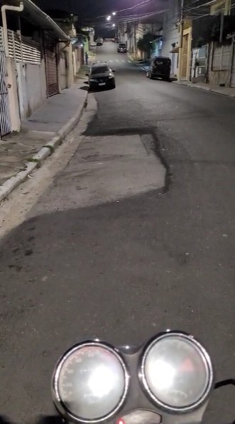 FOTO: Prefeitura de SP faz recapeamento de rua na Zona Norte e deixa de fora parte do asfalto onde carro estava estacionado