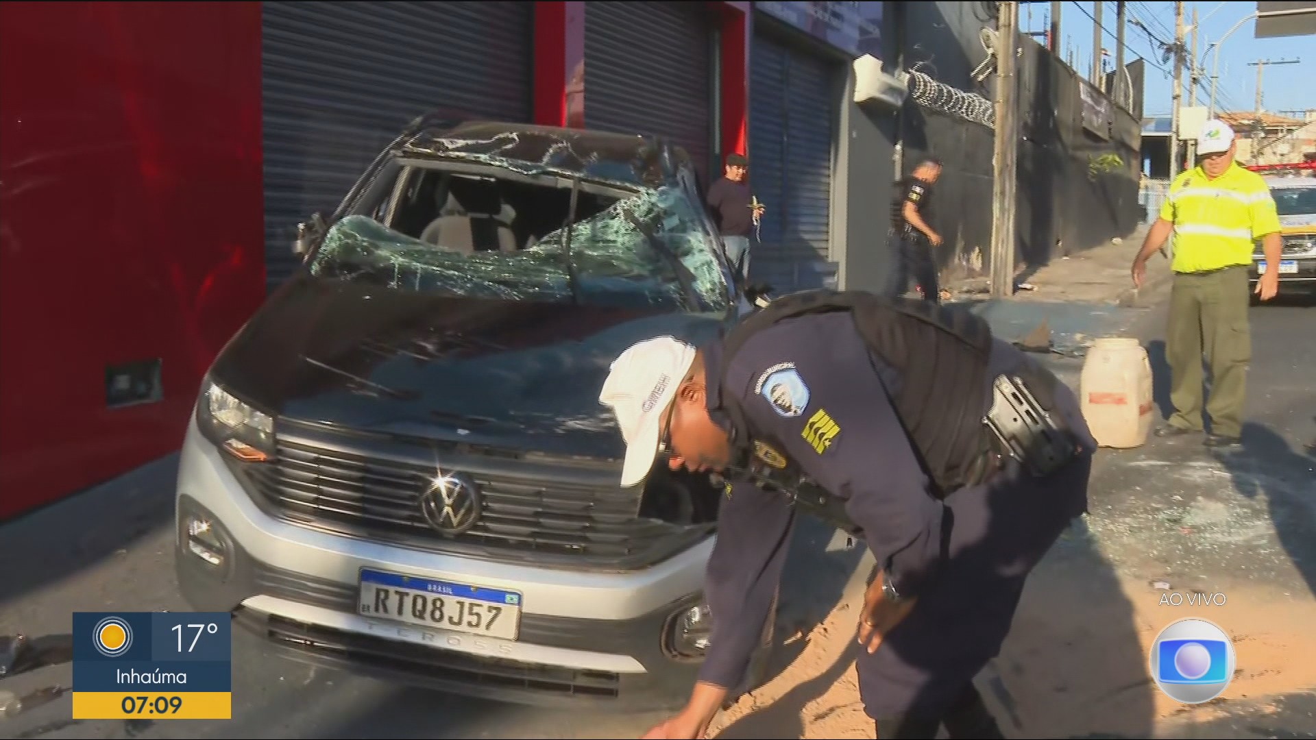 Carro invade canteiro central, bate em árvore e capota na Avenida Pedro II, em BH; VÍDEO
