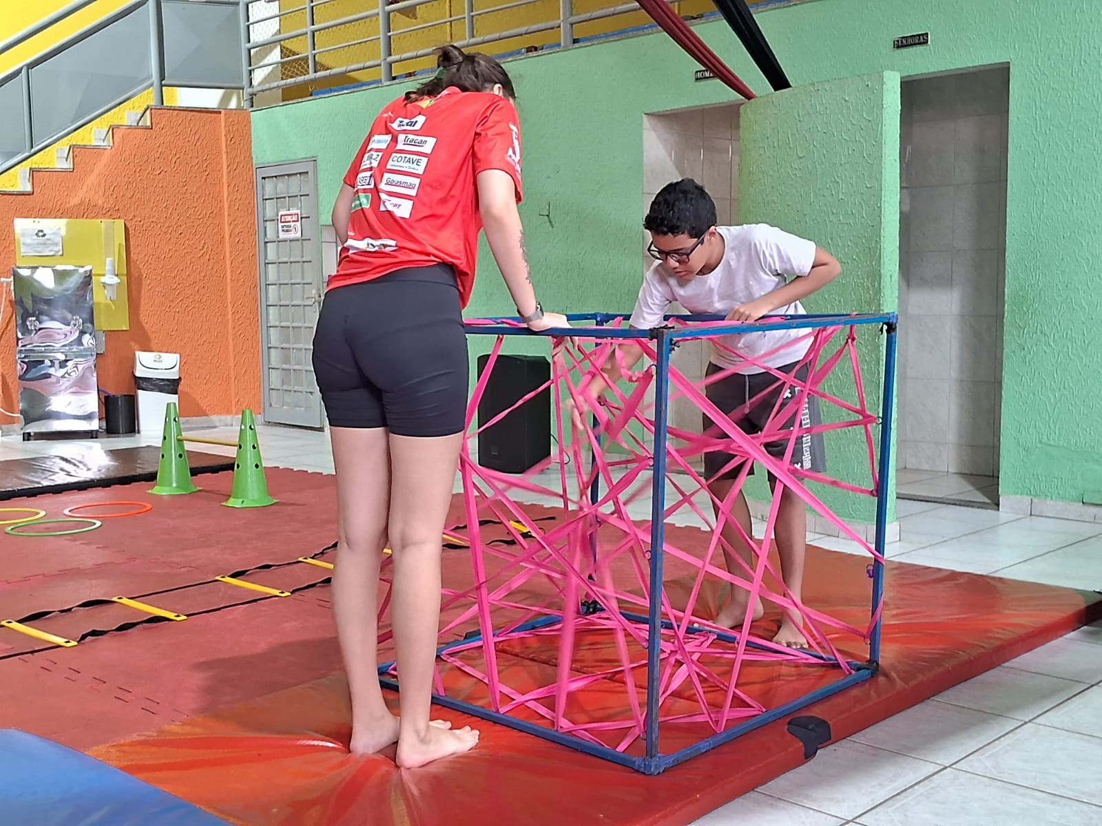 Crianças e adolescentes autistas brincam enquanto se desenvolvem em projeto no Mundo Circo, em Uberlândia