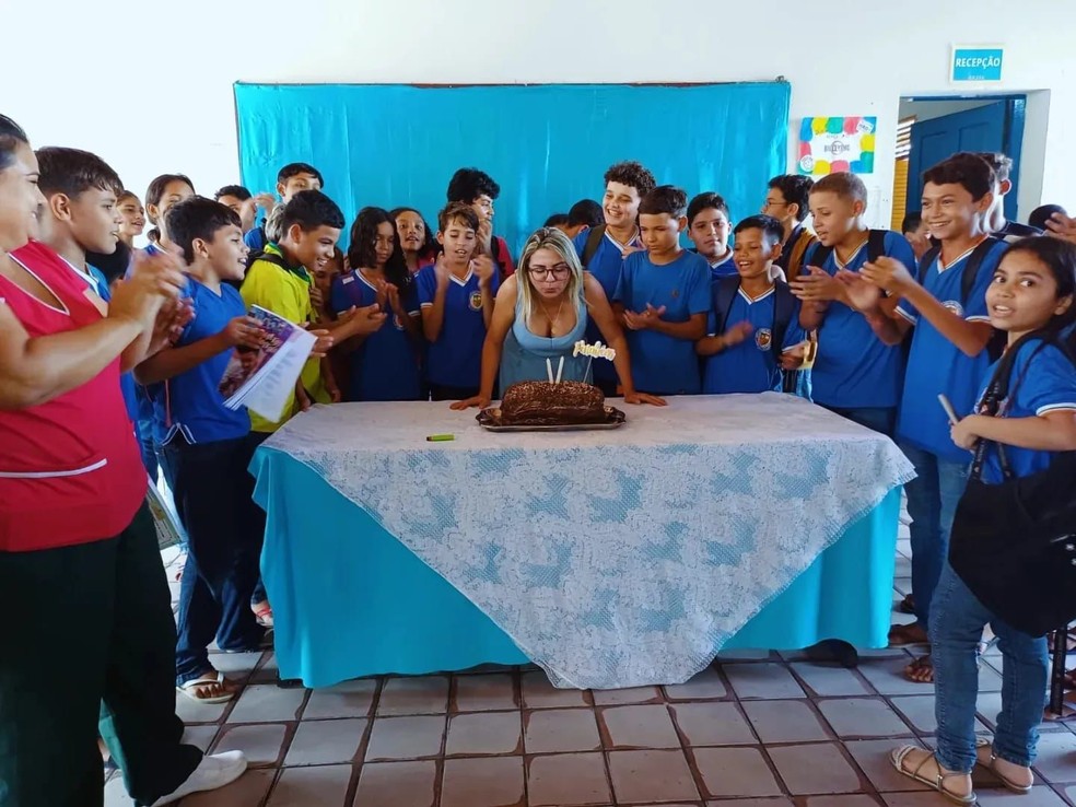 Surpresa para diretora de escola pública do RN também teve bolo — Foto: Cedida