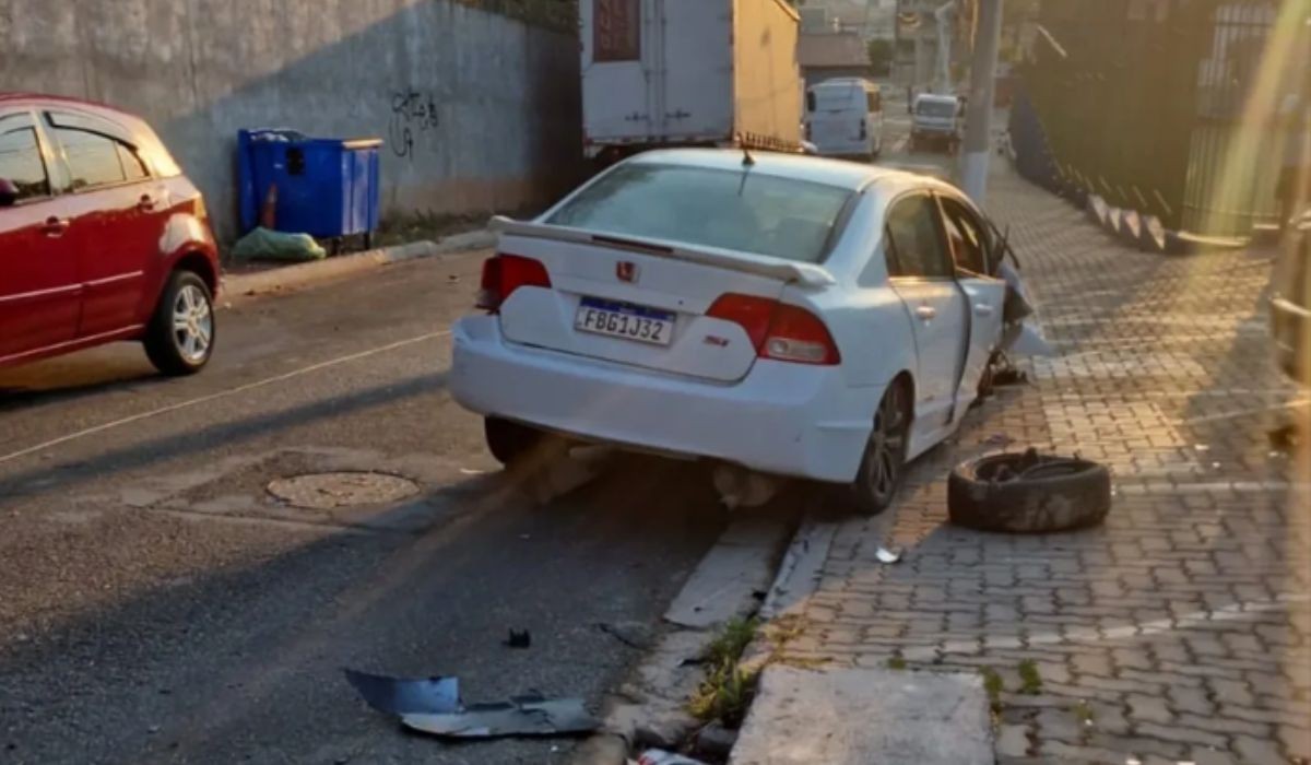 Carro colide contra poste e afeta fornecimento de energia e água em Louveira; veja bairros afetados