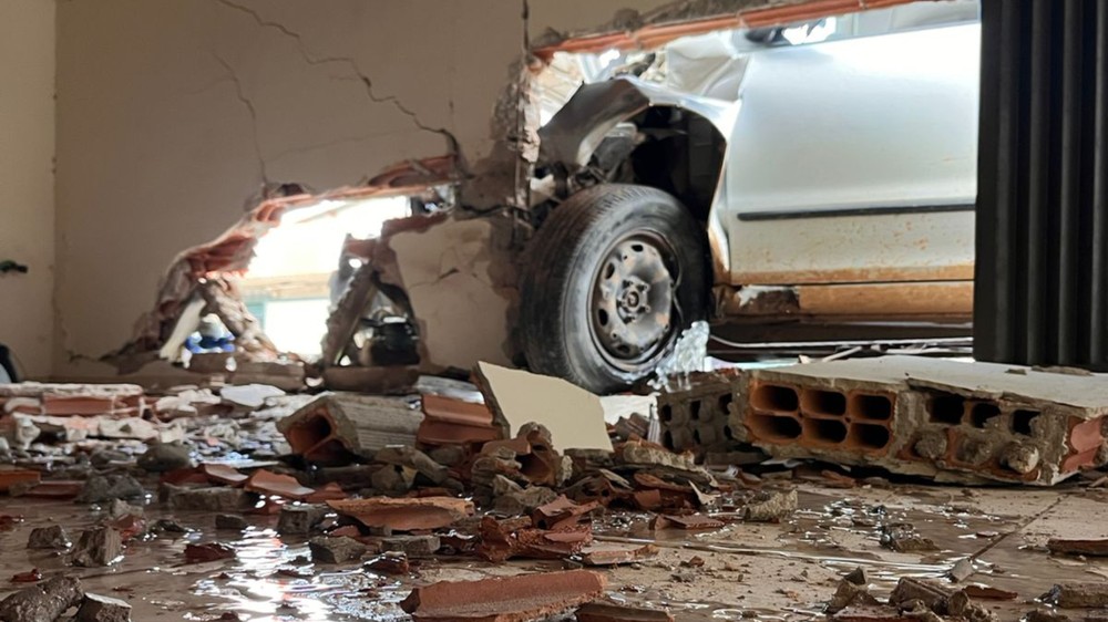 Araguari: Motorista em crise convulsiva invade casa com carro 