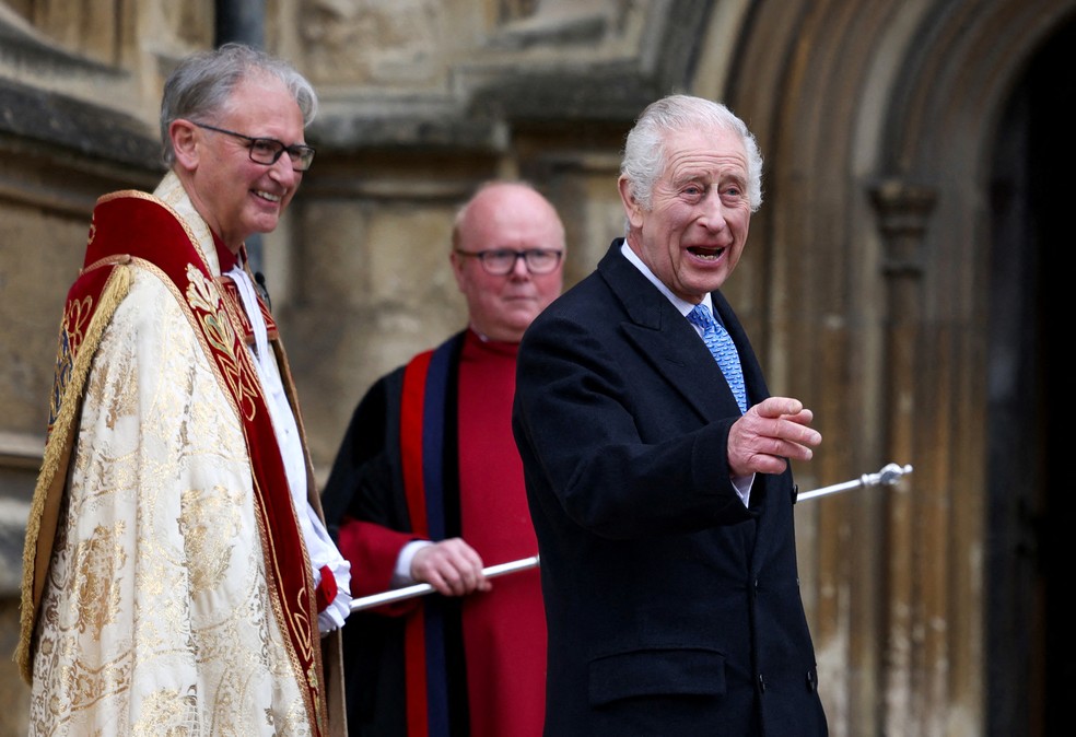O rei Charles III chega à Capela de São Jorge, no Castelo de Windsor, para participar da missa de Páscoa — Foto: HOLLIE ADAMS / POOL / AFP
