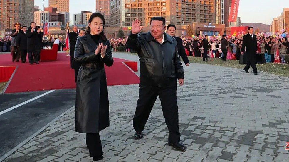 Kim Jong-un frequentemente aparece em público ao lado da filha, Kim Ju-ae. Alguns analistas acreditam que ela possa sucedê-lo no futuro. — Foto: Getty via KCNA