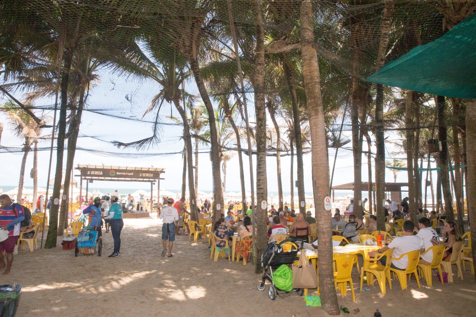 Empresários e governo assinam acordo que garante permanência das barracas da Praia do Futuro após 20 anos de impasse